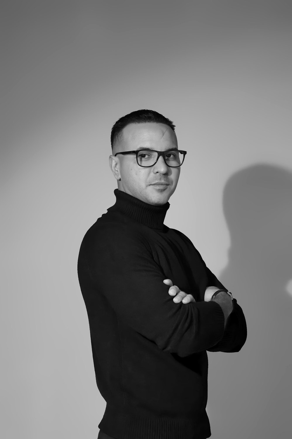 Oskr León, retrato de estudio en blanco y negro
